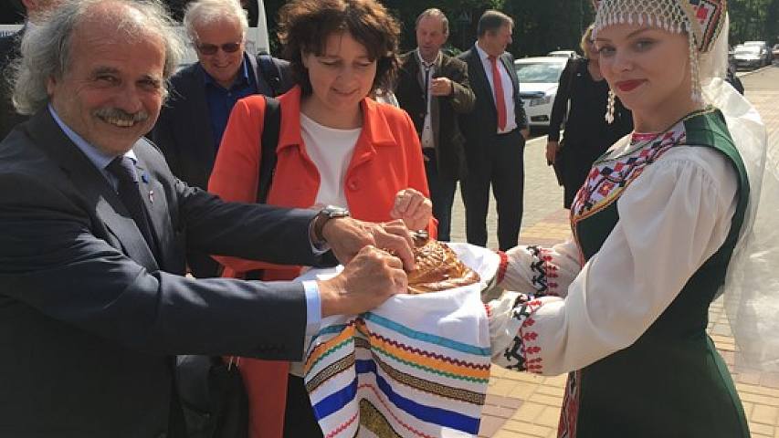 The traditional welcome greeting of the members of the agricultural committee of Bavarian State Parliament