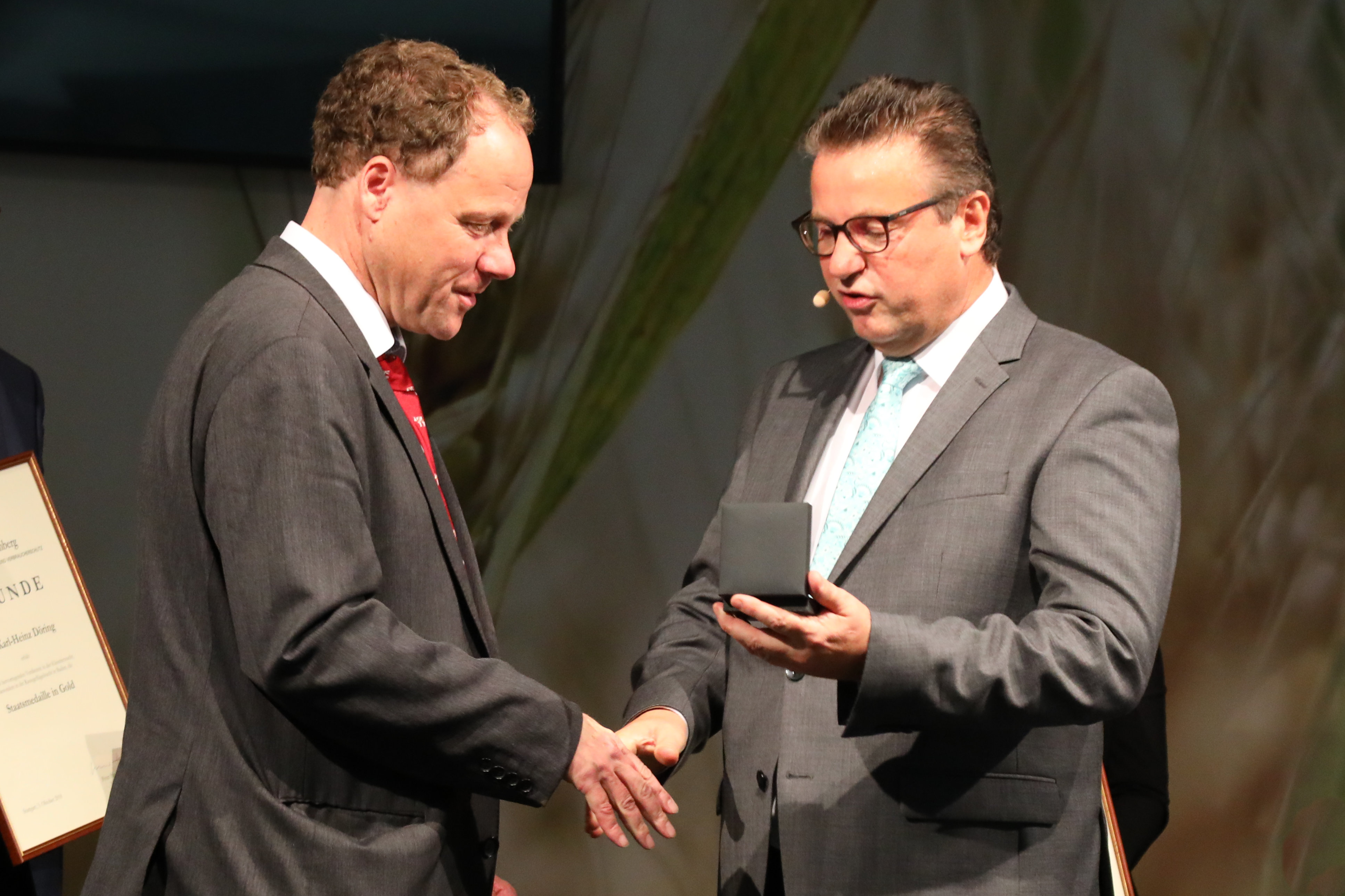 Image: Peter Hauk presents the award to Stefan Dürr.